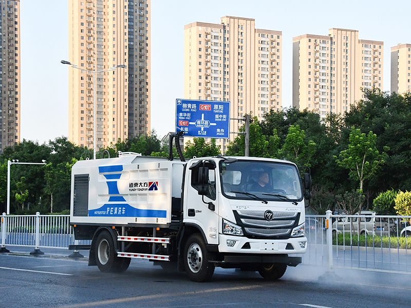城市護欄清洗車施工作業(yè)