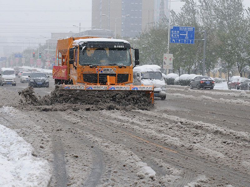 城區(qū)道路除雪作業(yè)